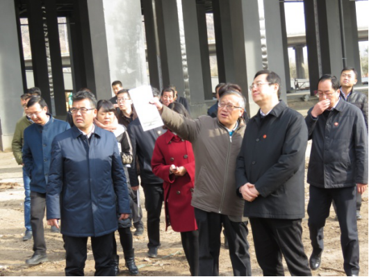 省委常委、西寧市委書記王曉在青海省物產(chǎn)集團總公司黨委書記、總經(jīng)理王玉輝陪同下，深入青海物產(chǎn)朝陽物流園區(qū)。