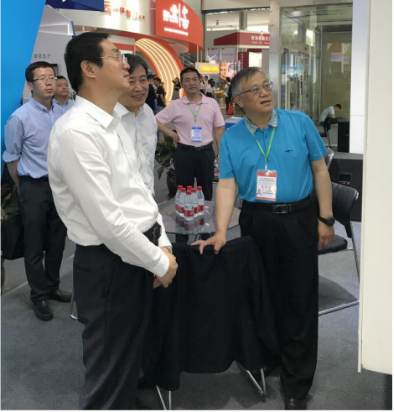 省委常委、西寧市委書記王曉蒞臨第十九屆青洽會青海物產(chǎn)展位參觀